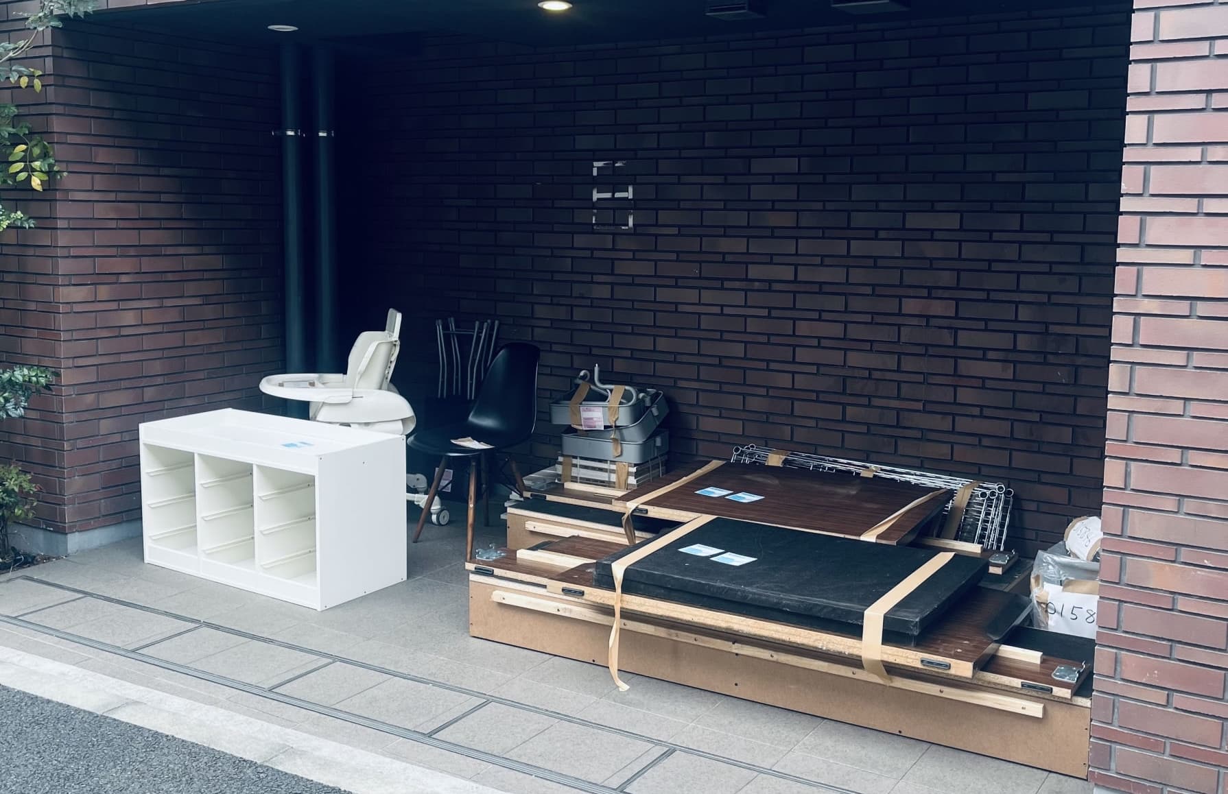 不用品回収業者が家庭の不用品を搬出する様子