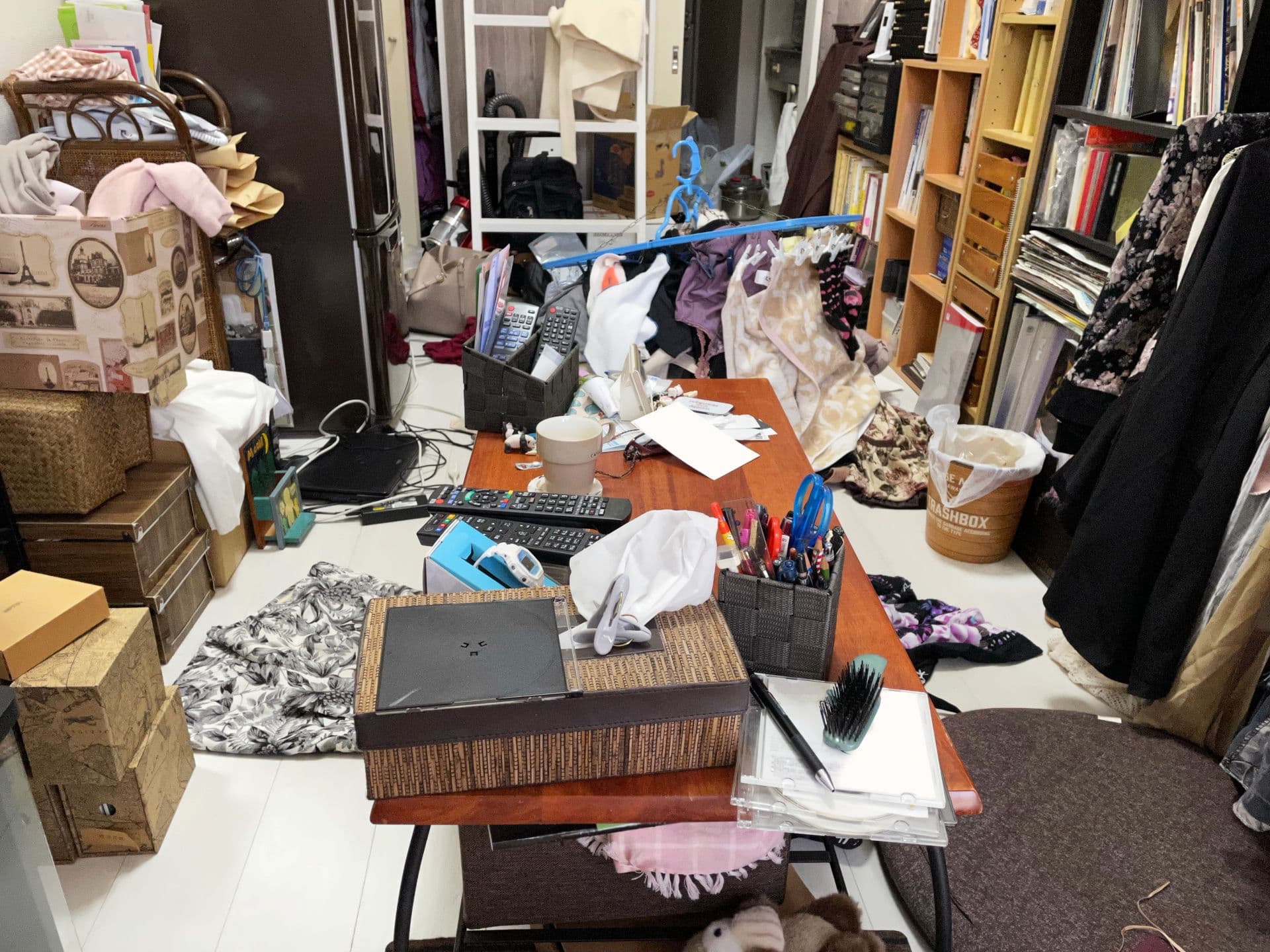 日用品や衣類が散在する室内。遺品整理が必要な部屋のイメージ